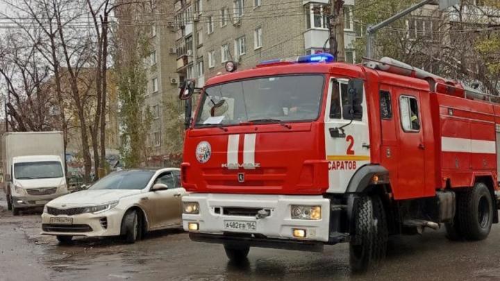 У кардиодиспансера в Саратове горит расселенный дом