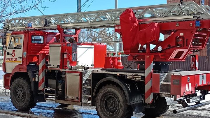 Пожарные тушили дом в саратовском селе
