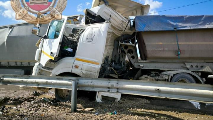 Четыре грузовика попали в серьезную аварию у Ершова