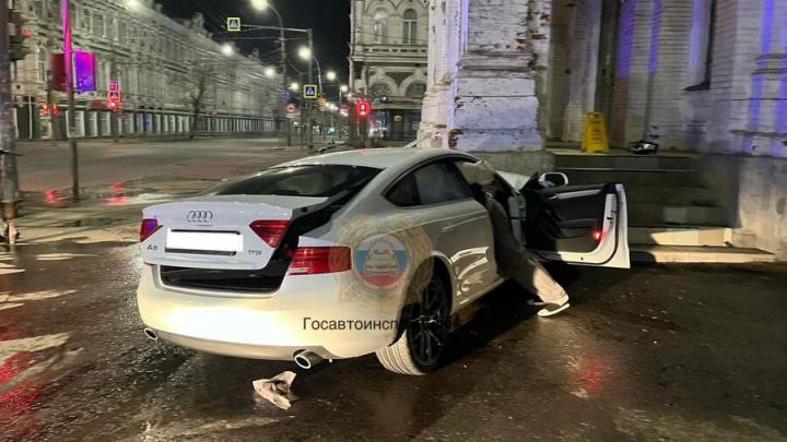 Ночью в Саратове молодой водитель Audi врезался в здание музея