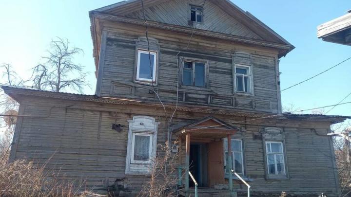 Пожарные спасли женщину и четверых детей на пожаре в Вольске