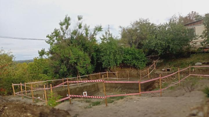 На раскопках в Укеке археологи нашли древнюю амфору, монеты, керамику
