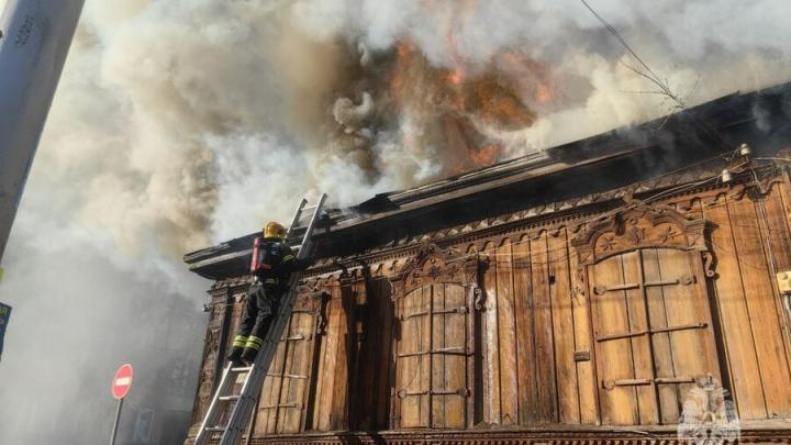 Нежилой дом горит на Вольской в Саратове