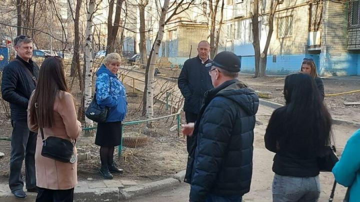Глава администрации района Дмитрий Чубуков провел встречу с жителями по вопросу планируемого строительства школы вблизи сквера «Территория детства»