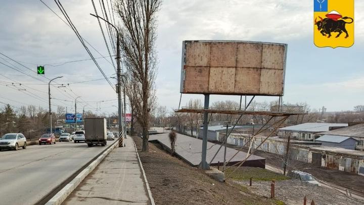 В Энгельсе снесли пять незаконных билбордов