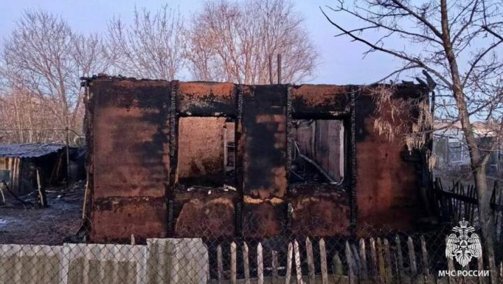 На ночном пожаре в Дергачевском районе погибла женщина