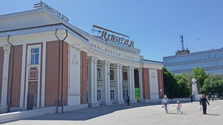 В кинотеатре 