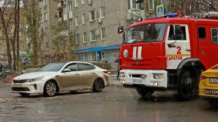 Ночью пять расчетов тушили заброшку на Степана Разина в Саратове