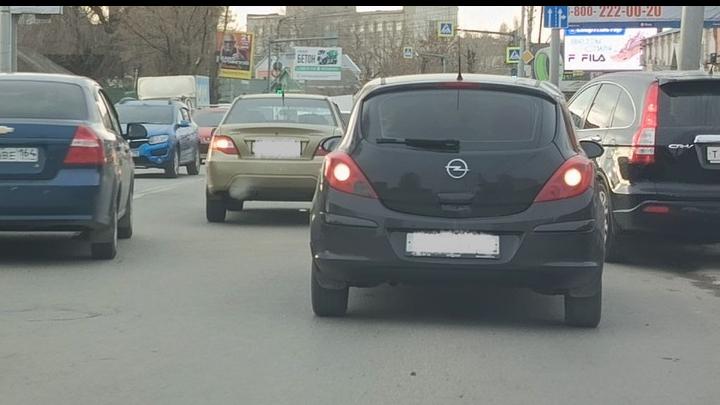 Две иномарки создали затор на Соколовой в Саратове