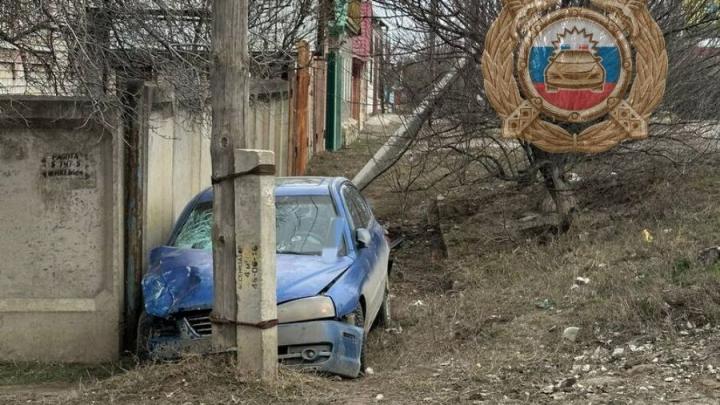 В Энгельсе Hyundai слетел с дороги и врезался в столб