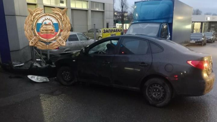 Два юноши на Hyundai въехали в бордюр на Большой Садовой в Саратове