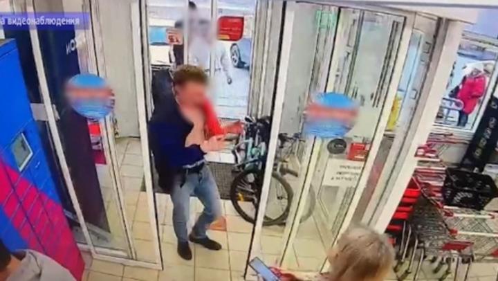 Двое злодеев ограбили саратовца у сетевого магазина
