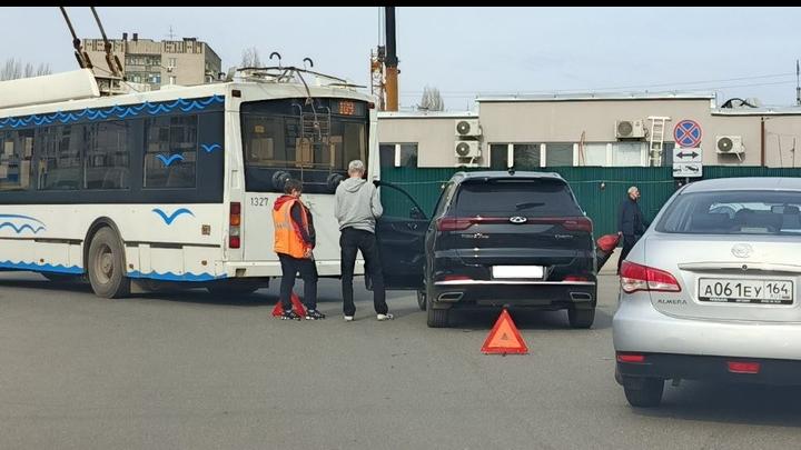 Троллейбус попал в аварию на Привокзальной площади в Саратове