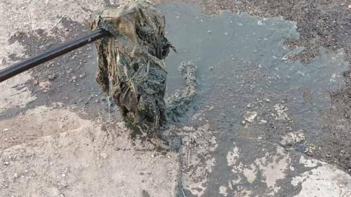 В Энгельсе на проспекте Строителей забился коллектор неткаными материалами