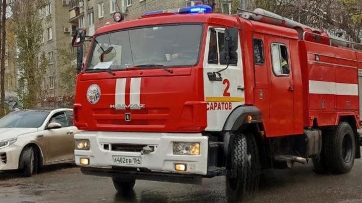 В Дачном поселке Саратова горела квартира в трехэтажке