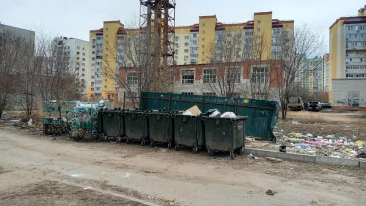 Жители улицы Пионерской в Энгельсе жалуются на «раздолбанную» контейнерную площадку