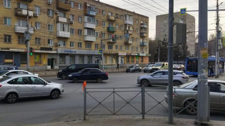 Контактный провод троллейбусной линии упал на легковушку в Заводском районе Саратова