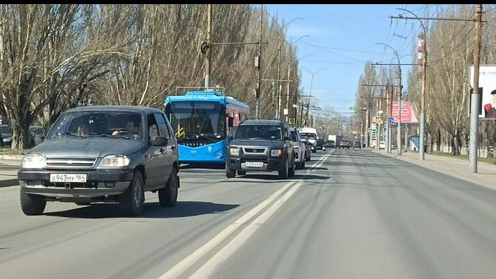 Троллейбус и машина медслужбы попали в аварию на 50 лет Октября в Саратове