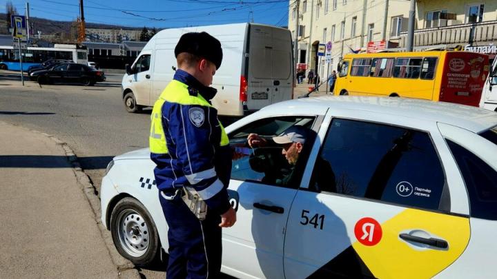 В Саратове на Привокзальной площади выявили четверых «бомбил»