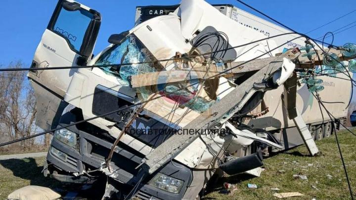 Фура повалила столб в саратовском поселке Дубки