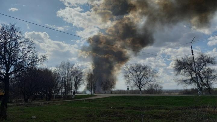 Поселок в Энгельсе заволокло дымом из-за сильного пожара