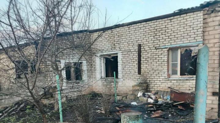 В Аркадакском районе горел двухквартирный дом