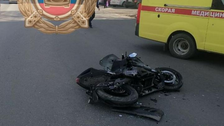 В Энгельсе молодой мотоциклист попал в больницу после ДТП с кроссовером