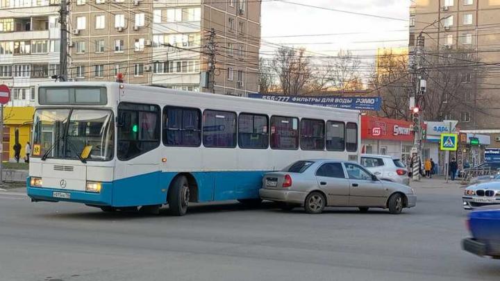 В Энгельсе школьный автобус попал в ДТП
