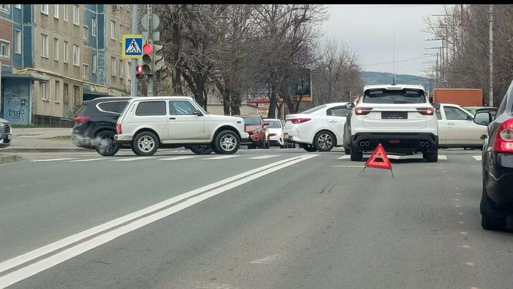 Geely врезался в Ford на Соколовой в Саратове: образовалась пробка