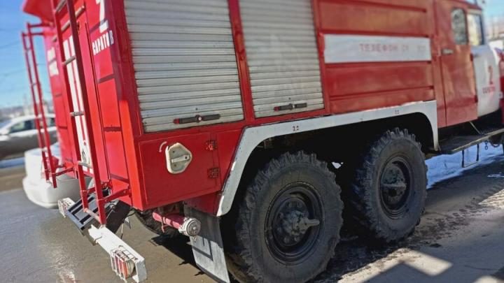 В Энгельсе эвакуируют жильцов из задымленного подъезда в многоэтажке