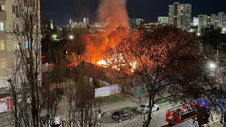 Нежилая двухэтажка горит на Вольской в Саратове