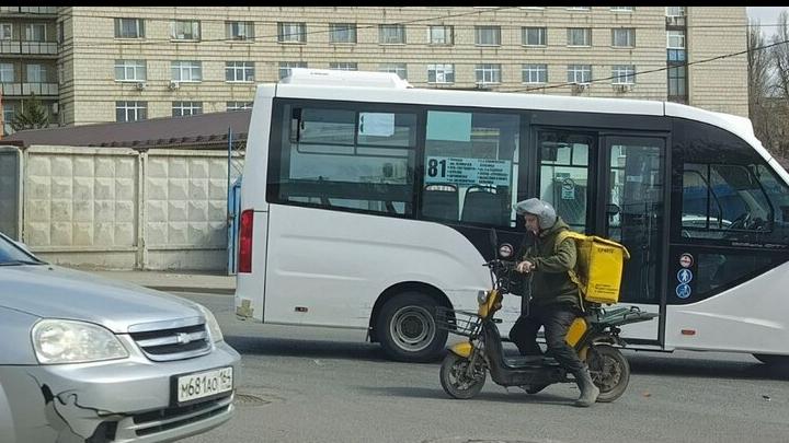 Маршрутка попала в аварию у ТЦ 