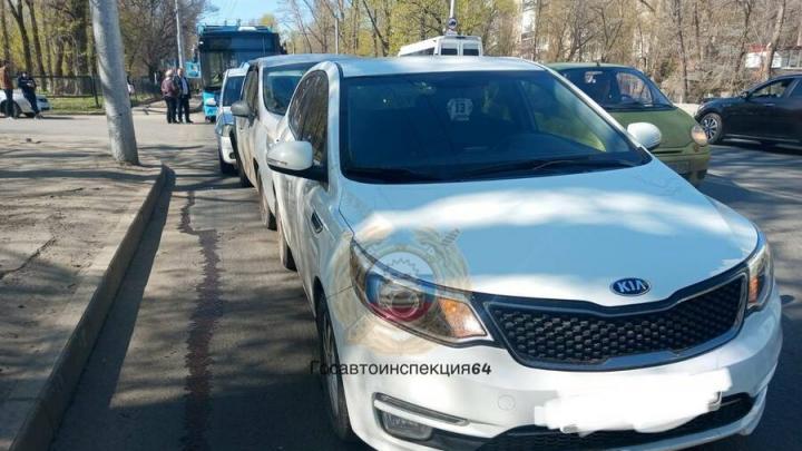 На Стрелке в Саратове в аварию попал троллейбус и пять иномарок