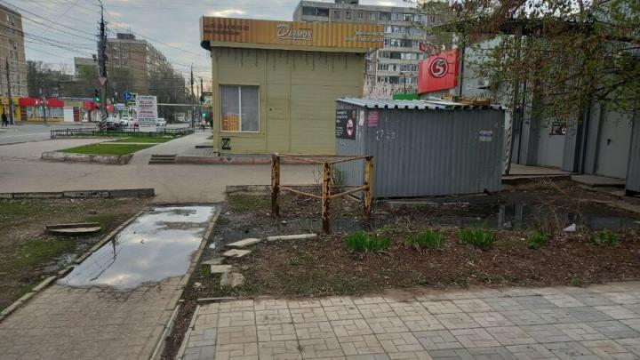 В центре Энгельса канализация сформировала «неповторимый» аромат