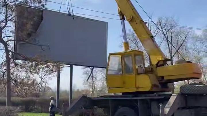 В Энгельсе продолжается демонтаж незаконных рекламных конструкций