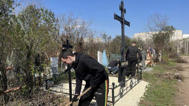 Энгельсские студенты приводят в порядок места захоронений воинов