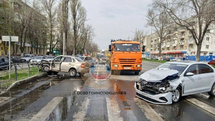 Мужчина и женщина пострадали в ДТП на проспекте Строителей в Саратове