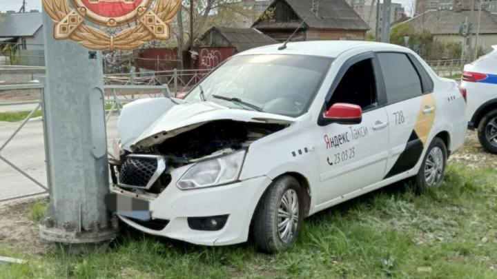 В Балакове Datsun протаранил ограждение и врезался в столб