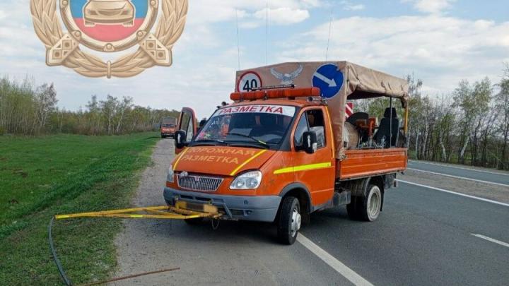 Иномарка столкнулась с машиной дорожной разметки в Калининском районе