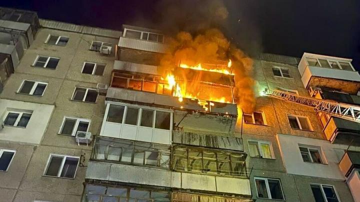 Ночью в Саратове горела квартира и 4 балкона: женщина отравилась дымом