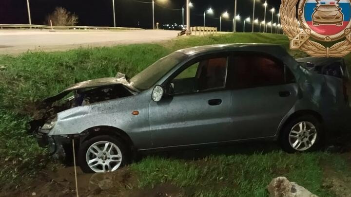 В Солнечном-2 иномарка врезалась в бордюр и опрокинулась