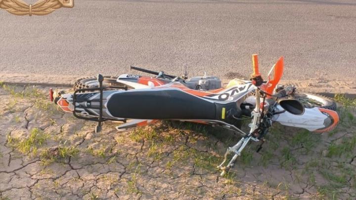 Байкер попал в больницу после наезда на бордюр в Солнечном-2