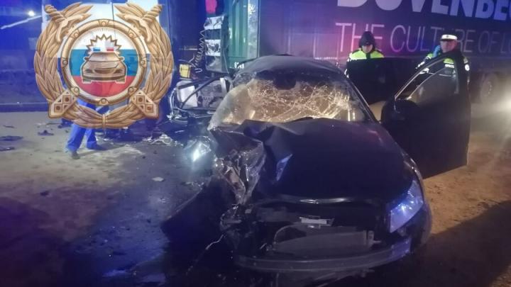 Ночью в Энгельсе иномарка врезалась в грузовик: двое погибли