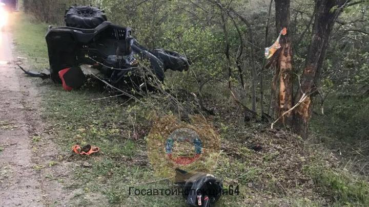 Мужчина на квадроцикле врезался в дерево и погиб у саратовского села