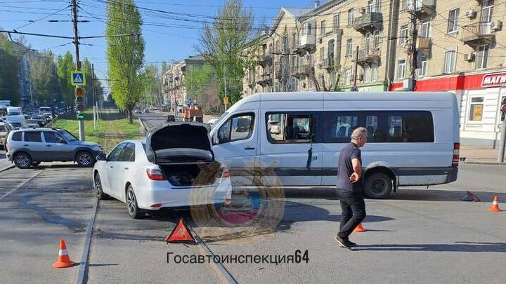 Маршрутка столкнулась с иномаркой в Заводском районе: пострадала пассажирка