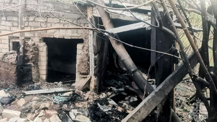 В Балакове сгорел деревянный дом