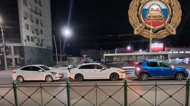 У Центра бадминтона в Саратове в тройном ДТП пострадал мужчина