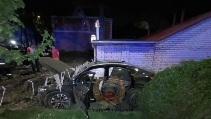Кроссовер врезался в дом на Симбирской в Саратове: есть погибший