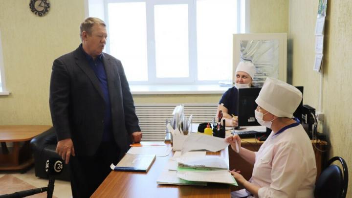 Николай Панков обсудил с коллективом Дергачёвской РБ вопросы кадров и оснащения 
