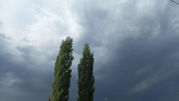 На Саратов и Энгельс надвигается гроза
